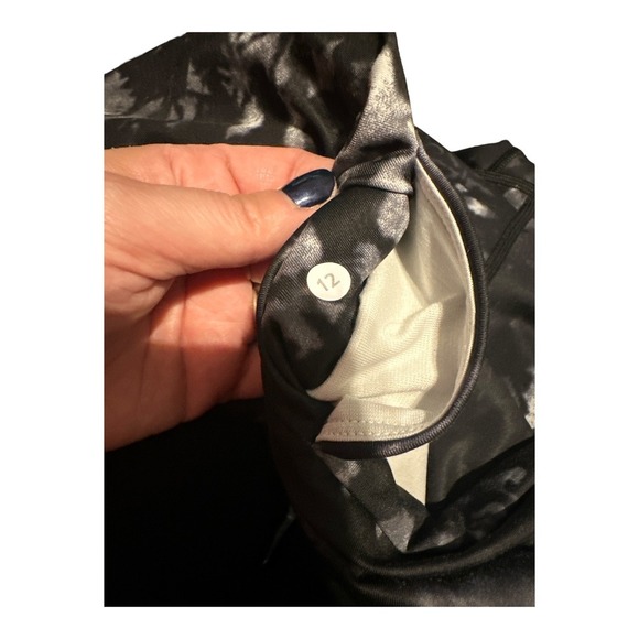Lululemon Sunshine Saluatation Crop Black/White, Size 12 - Picture 11 of 11